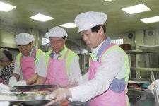 이완영 의원, 칠곡서 사랑의 무료배식 봉사활동 펼쳐
