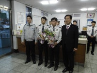최영조 경산시장, 익수자 구조 경찰관에 감사패 수여