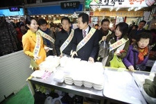 대구시의회, 관문시장서 전통시장 장보기 행사