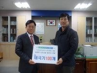 우리펜션 대표 김태경씨, 청도 운문면사무소에 태극기 100개 기탁