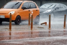 깨지고 사라지고…사고 부르는 시선 유도봉