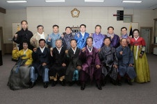 빛 고운 한복 갖춰 입고