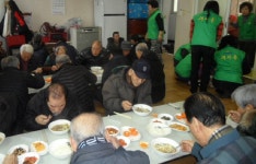 포항 우창동새마을부녀회, 경로당에 떡국 대접