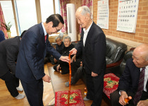 청도군수, 분회경로당에 장수지팡이 전달