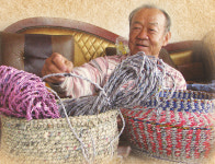 [이 사람]신문지 공예의 달인, 김학술씨