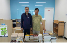 김익환 변호사, 칠곡 동명작은도서관에 소장도서 기증