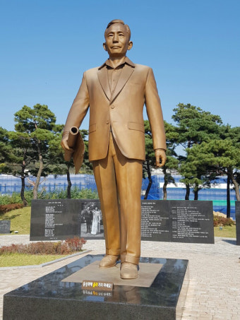 구미 박정희 대통령 동상 '독재자' 낙서…경찰 수사 나서