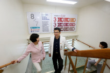 계단 오르내리면 10원씩 기부…동산의료원 건강기부계단 화제