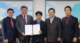 DGB대구銀, 뇌졸중 어머니 간병 수험생에 장학금 전달.