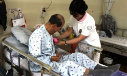 포항의료원, 카네이션 달아드리기 행사