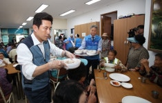 이강덕 포항시장 ‘만나의집’ 경로식당 배식봉사 활동
