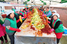 군위군 새마을부녀회, 사랑의 김장김치 담가주기