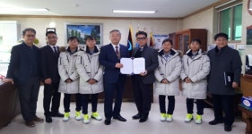 덕산GS, 상주 우석여고 정구부에 육성기금 기탁
