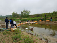 영주 옥계천 폐기름 유출…업체·환경당국 방제 작업