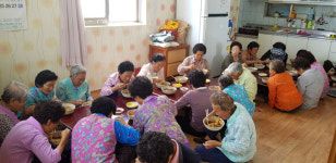 포항시 북구청, 기계면 경로당 어르신에 자장면 대접