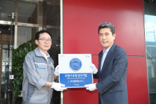 포항시, 범비에스티·신우기전에 유망강소기업 현판 전달