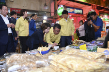 김천시의회, 추석 맞아 전통시장 장보기 행사