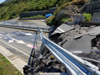 경주 불국동-감포읍 연결 국도4호선 도로 붕괴…차량 통제