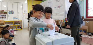 청도선관위, 어린이집 원아대상 투표체험 행사
