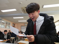 [포토뉴스] 수능 성적표를 받고