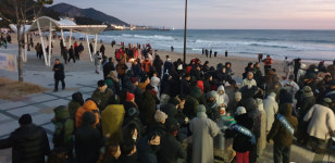 포항 보경사, 화진해수욕장 해맞이 관광객 떡국 무료제공