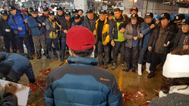 포항수협 죽도위판장 문어 경매 눈치작전 치열