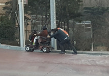 포항시민 힘모아 밀어올린 전동휠체어 훈훈