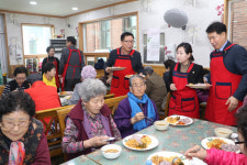 청도군의회, 무료급식소서 점심 배식 봉사활동