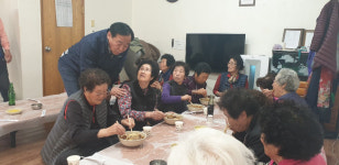 포항 북구청, 청하면 경로당 어르신에 자장면 대접 봉사