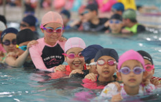 [포토] 물에 빠졌을 땐 생존 수영 꼭 기억해요