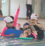 [포토] 물에 빠졌을 땐 생존 수영 꼭 기억해요