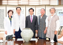 문경찻사발축제 이벤트 당첨자에 이정환(주흘요) 명장 회령유항아리 경품 전달