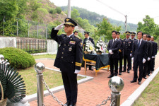 예천군 전·현직 경찰관들 호국경찰유적기념비 참배…8인의 호국경찰 넋 기려