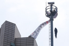 [포토] 대구 영대병원네거리 CCTV 거치대 고공시위…수술하게 해 달라
