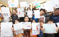 [포토] 정정용 감독과 고재현·김세윤 선수 모교 대구 신암초등학교 손편지 응원
