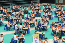 [포토] 진지한 대국…엄마 이겼어요