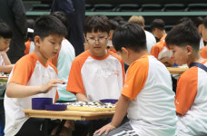 [포토] 진지한 대국…엄마 이겼어요