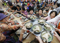 [포토] 대구 서구 제일종합사회복지관, 삼계탕 400인분 제공