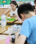 [포토] 대구 욱수초등학교, 준비해온 도시락으로 급식 해결
