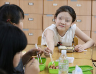 [포토] 대구 욱수초등학교, 준비해온 도시락으로 급식 해결