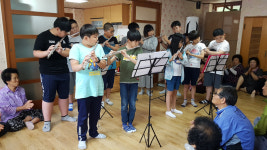 울릉 남양초등학교, 경로당 찾아 할매할배의 날 음악공연잔치 열어