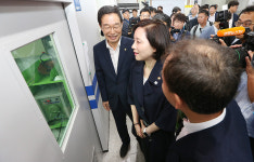 [포토] 유은혜 부총리, 경산 경북기계금속고등학교 방문