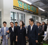 [포토] 유은혜 부총리, 경산 경북기계금속고등학교 방문