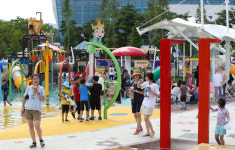 [포토] 경주 황성공원, 날씨가 더울때는 물놀이가 최고