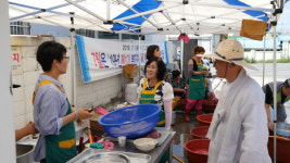 포항불자기자회, 부일사 국수나눔 현장 찾아 후원금 전달
