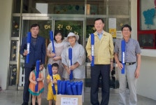 영천 금호읍이장협의회, 어린이집 방문 가정용 태극기 기증