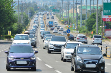 [포토] 피서 절정…경북 동해안 7번국도 차량 줄이어