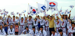 [포토] 울릉도서 열린 광복절 기념 태권도 퍼포먼스