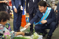 권영진 일일 경북도지사, 영천공설시장 장보기 행사 참석