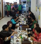 문경시 점촌1동 올갱이 식당, 지역 독거노인 초대 점심식사 제공